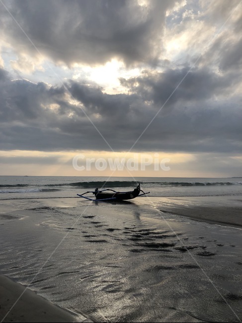 자연,바다,배,뱃사공,해변,발리,구름,하늘,노을,자연,풍경,nature,landscape,해변,바다,beach,sea,transportation,교통,watercraft,선박,vehicle,차량
