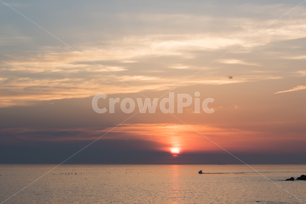 바다,풍경,일몰,노을,구름,하늘,배,sky,sun,sunset,cloud,landscape,자연,풍경,nature,landscape,색깔,색상,색채,색감,color sense,color sensitivity,feeling of color,outdoors,옥외,dawn,새벽,red sky,붉은 하늘,dusk,황혼,sunlight,햇빛