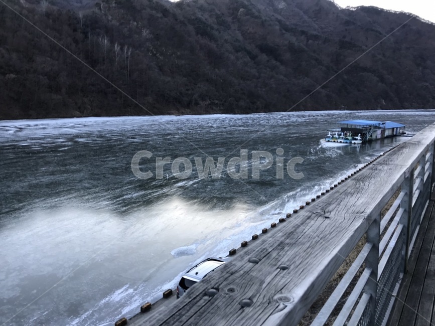 얼어붙은호수,살얼음호수,겨울호수,호수위배,한겨울,겨울,계절,winter,season,자연,풍경,nature,landscape