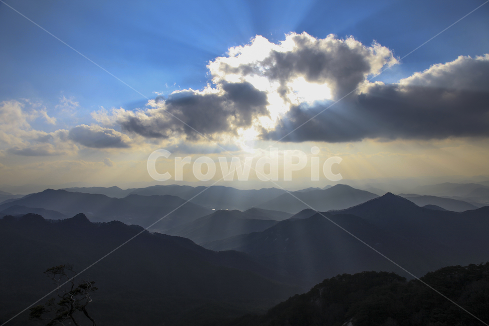 빛내림,구름,하늘,산,태양,햇빛,햇살,신비,sky,풍경,배경,자연,풍경,nature,landscape,outdoors,옥외,mountain range,산맥,mountain