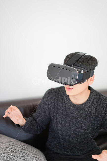 vr,vr기기,가상,남자,남성,증강현실,모션,기술,전자기기,사람,인물,인간,human,person,남성,남자,man,male,정보통신기술,전자기기,전자제품,it,information,technology,electronic equipment