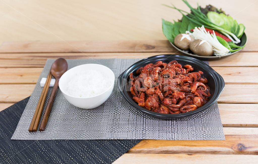 주꾸미,요리,다이어트,매운음식,식기류,건강식,조리법,그릇,테이블,식사,맛있다,먹다,별미,낙지,문어,맵다,짜다,준비,숟가락,식탁,붉다,해산물,바다요리,재료,배고프다,무침,볶음,식당,볶다,젓가락,매콤하다,양념,밥도둑,쌀,밥,야채,음식,식재료,요리,food,cook,meal,dishes,food reserves,한식,한국음식,한국요리,korean food,korean dishes,korean meal,korean cook