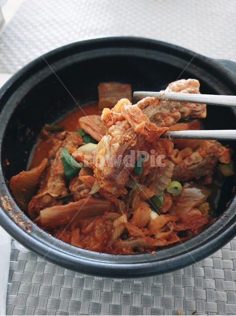 김치찌게,돼지고기,등갈비,한식,한국음식,매운음식,soup,koreancuisine,kfood,koreanfood,kimchisoup,kimchi,음식,식재료,요리,food,cook,meal,dishes,food reserves,육류,고기,meat,한식,한국음식,한국요리,korean food,korean dishes,korean meal,korean cook