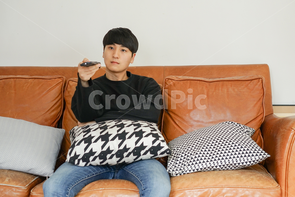 쇼파,소파,휴식,남성,남자,거실,휴일,sofa,실내,쿠션,rest,가구,리모컨,티비,시청,텔레비전,tv,집콕,방구석,일상,집돌이,사람,인물,인간,human,person,남성,남자,man,male