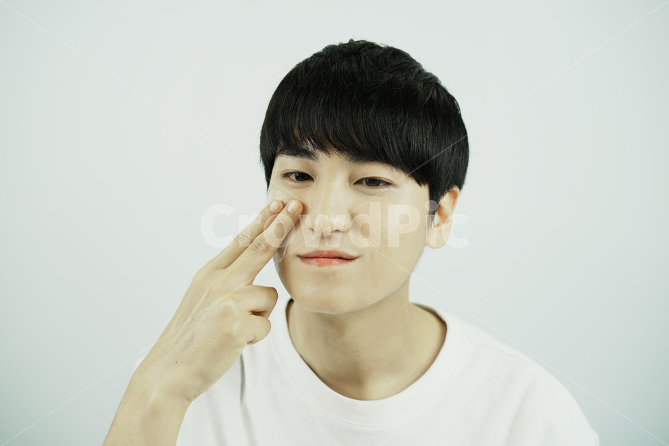남자,뷰티,스킨케어,피부관리,화장품,로션,beauty,skincare,cosmetic,남성,lotion,그루밍족,사람,인물,인간,human,person,얼굴표정,facial expression,face,남성,남자,man,male,감정표현,기분,feeling,emotion,뷰티,미용,beauty treatment