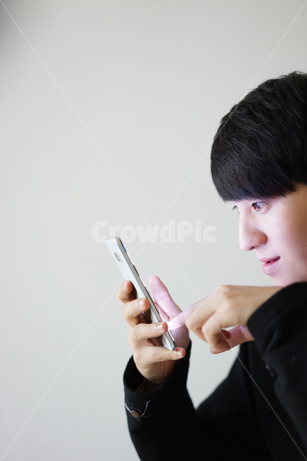 남성,남자,스마트폰,핸드폰,휴대폰,모바일,it,전자기기,전자제품,사람,인물,인간,human,person,남성,남자,man,male,정보통신기술,전자기기,전자제품,it,information,technology,electronic equipment
