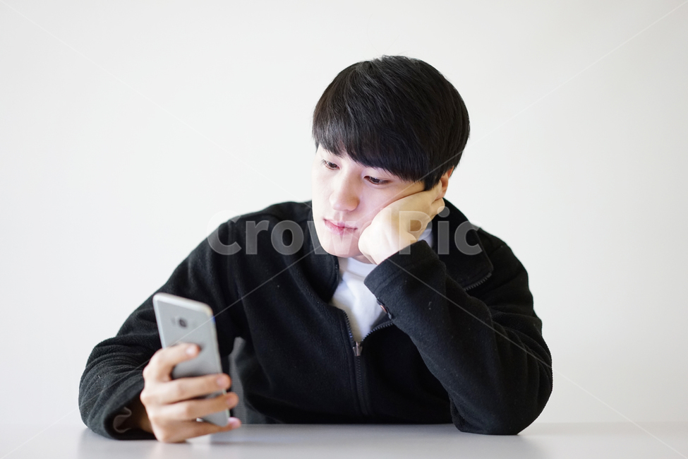 스마트폰,핸드폰,휴대폰,남자,남성,모바일,it,전자기기,전자제품,사람,인물,인간,human,person,남성,남자,man,male,정보통신기술,전자기기,전자제품,it,information,technology,electronic equipment