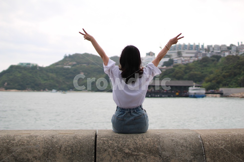인물,뒷모습,풍경,만세,여성,여자,바다,브이,사람,인물,인간,human,person,여성,여자,woman,female,lady,여행,휴가,traveling,vacation,trip