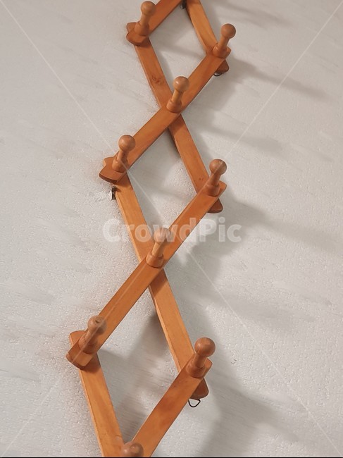 옷걸이,나무옷걸이,아가페무늬,그림자,황갈색