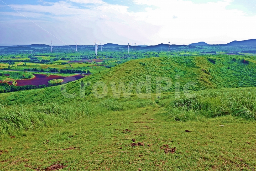 제주도,용눈이오름,분화구,오름,풍차,주위,산,풀,잎,풀잎,들판,흰,구름,하늘,푸른,여행,제주,제주여행,제주도여행,자연,풍경,경치,탁트인,전망,정상,아름다운,뷰,녹색,자연,풍경,nature,landscape,한국자연풍경,한국자연경관,korea nature landscape,제주도,jeju,jeju island,outdoors,옥외,field,들,grassland,목초지,land,땅