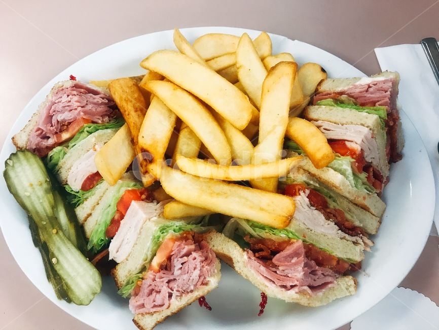 클럽샌드위치,감자튀김,미국레스토랑,오이피클,clubsandwich,frenchfries,pickle