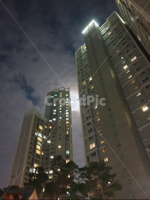 현대적건물,모던건물,아파트,달,저녁,야경,밤,풍경,nightscape,night,landscape,도시,city,office building,사무실 건물,building,건물