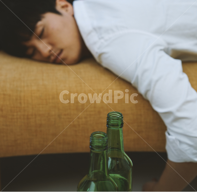 남성,남자,소주병,소주,술,음주,과음,숙취,취객,술병,알콜,사람,인물,인간,human,person,남성,남자,man,male,술,주류,alcohol