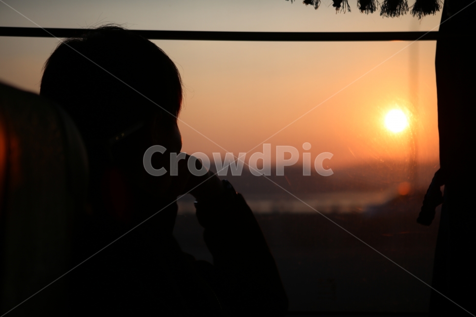 노을,차,남자,창가,생각,배경,사람,인물,인간,human,person,인물실루엣,사람실루엣,character silhouette,human silhouette,nature,자연,outdoors,옥외