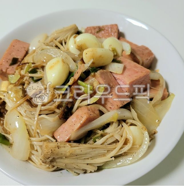 garlic,Enoki Mushroom,food,meal,stirfried side dish,ham,Stirfried Enoki Mushroom Ham,stirfried dishes,whole garlic,stirfry,cooking,mushroom