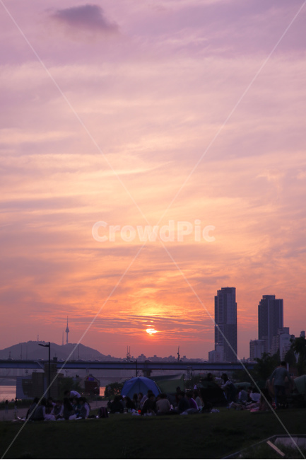 한강,노을,해질녘,해,일몰,도시,풍경,city,landscape,한국도시풍경,한국도시경관,korea cityscape,사람들,대중,군중,other people,crowd,감성,sensible,feeling,휴식,힐링,rest,relaxation,healing,nature,자연,outdoors,옥외