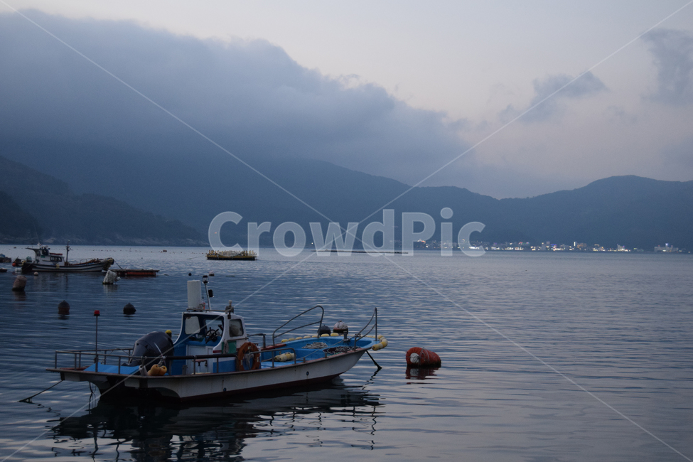바다,어선,풍경,선착장,포구,하늘,구름,부표,sea,fishingboat,landscape,port,smallport,sky,cloud,산업,industry,industrial,어업,fishery,fishing industry,교통,교통수단,traffic,transportation,vehicle,차량,watercraft,선박,boat,보트