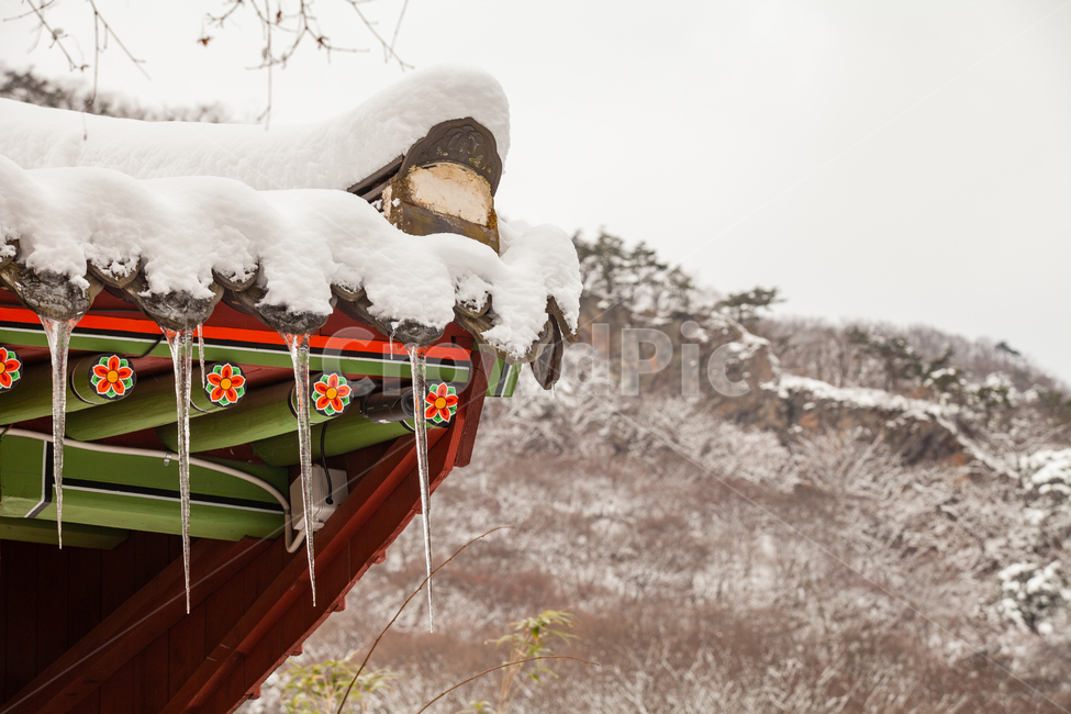 전통,사찰,사찰풍경,겨울,고드름,눈,한국전통,한국문화,겨울풍경,겨울,계절,winter,season,한국전통,한국문화,korean traditional,korean culture,건축물,건물외관,exterior,building,structure,architecture,construction