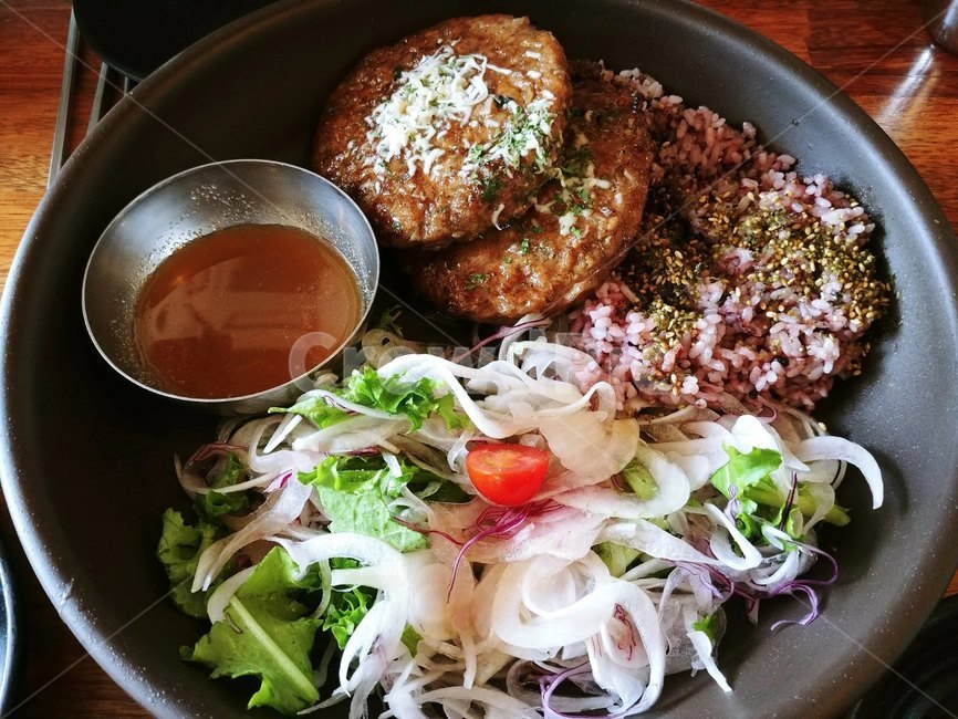 떡갈비,샐러드,koreanfood,tteokgalbi,grilledshortribpatties,음식,식재료,요리,food,cook,meal,dishes,food reserves