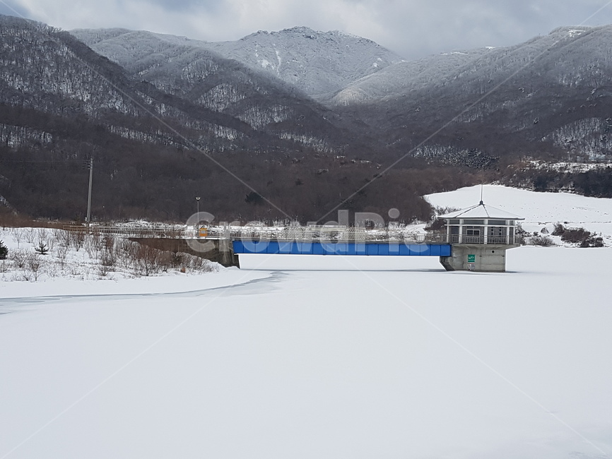 저수지,겨울,취수탑,nature,countryside,자연,농촌,rural,겨울,계절,winter,season