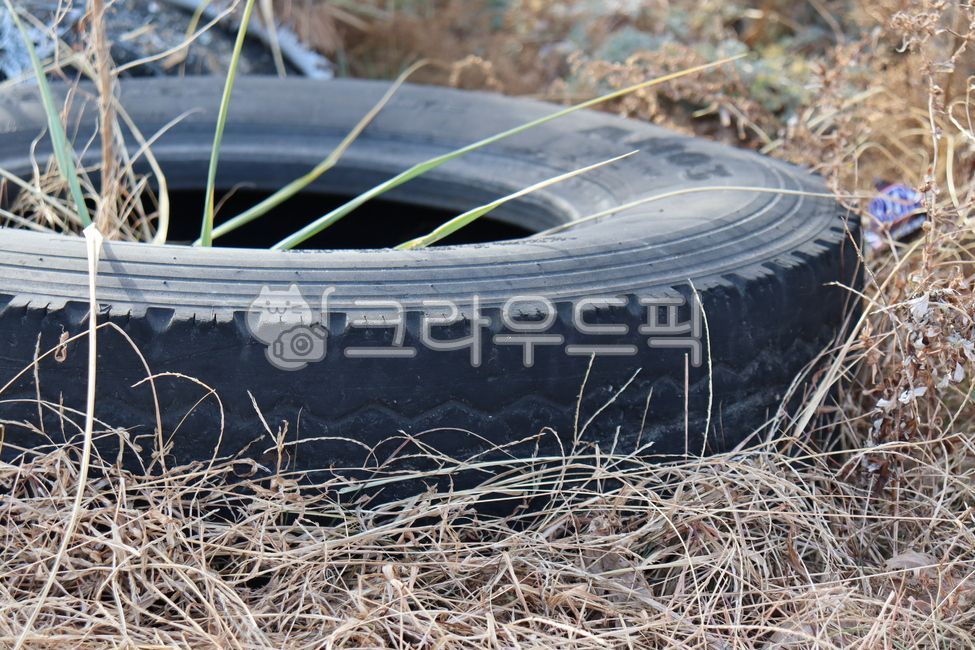 버려진타이어,해변타이어쓰레기,타이어,tire,trashtire,그물망,해변쓰레기
