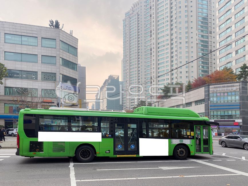 버스,버스광고,목업,목업이미지,광고,광고판,차량광고,시내버스광고,부착광고,옥외광고,판넬,비즈니스,상업광고판,도시배경,사인보드,상업광고,커머셜,비어있는,프레임,광고디자인,빈공간,배경,바탕,백그라운드,사각형광고판,차량,교통수단,bus,busadvertisement,mockup,mockupimage,billboard,vehicleadvertisement,citybusadvertisement,advertisement,outdooradvertisement,panel,business,commercialbillboard,citybackground,signboard,commercialadvertisement,commercial,free,frame,advertisingdesign,emptyspace,background