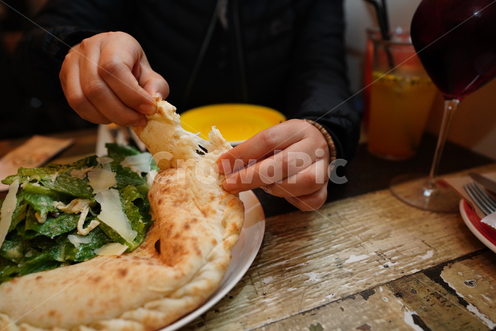 샐러드,야채,도우,빵,음식,푸드,양식,외식,식사,간식,먹거리,먹방,salad,사람,인물,인간,human,person,신체일부,몸,body,음식,식재료,요리,food,cook,meal,dishes,food reserves,양식,서양음식,서양요리,western food,western dishes,western meal,western cook