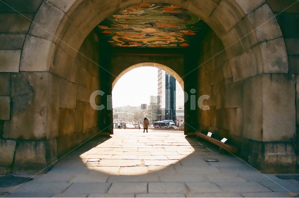 풍경,건물,건축,전통건축,한국적,landscape,배경,현대,현대적,그림자,빛,shadow,light,벽돌,전통,조화,harmony,길거리,도로,도시,풍경,city,landscape,한국도시풍경,한국도시경관,korea cityscape,한국전통,한국문화,korean traditional,korean culture,감성,sensible,feeling,건축물,건물외관,exterior,building,structure,architecture,construction,flagstone,판석,corridor,복도