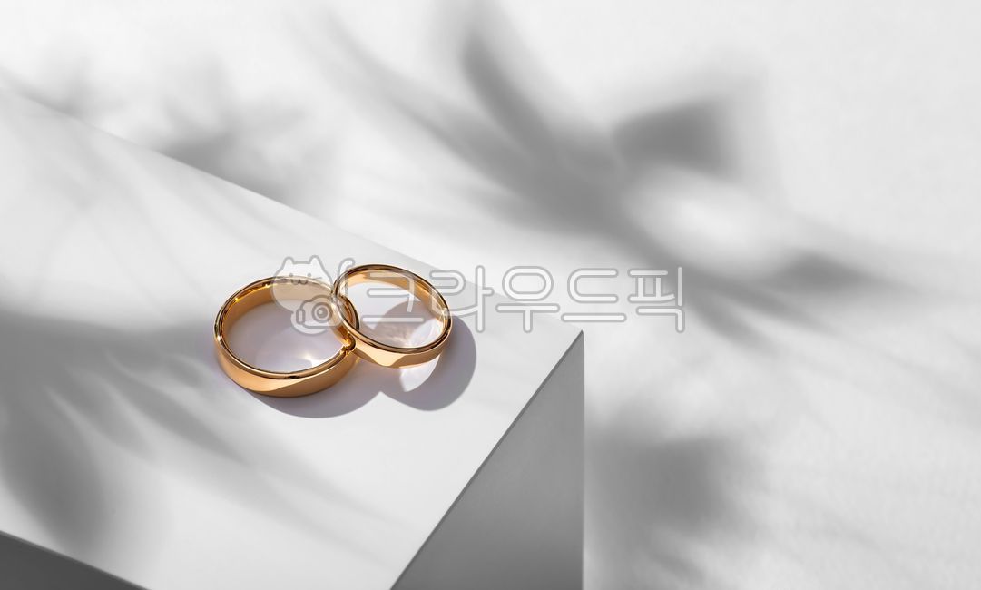 반지,금반지,결혼반지,커플링,금,골드,골든,악세사리,기념일,박스,상자,조형물,사각,흰색,화이트,나뭇잎,그림자,오버레이,카피스페이스,빛나는,노란,황금,쌍가락지,광채,화려한,약혼,선물,금빛,주얼리,쥬얼리,귀금속,링,반짝이는,발렌타인,결혼,웨딩,혼수,패물,장신구,정물,프로포즈