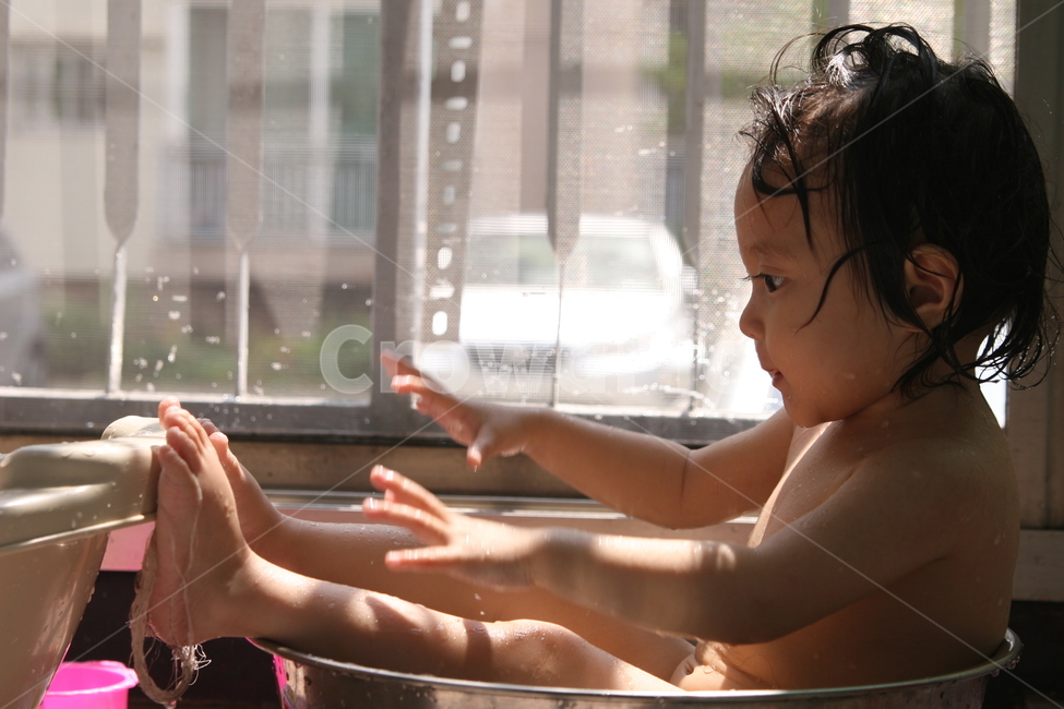 물놀이,아기,더위,베란다,24개월,유아,행복,여름,휴가,자매,수영,장난,waterplaying,sister,여름,계절,summer,season,사람,인물,인간,human,person,어린이,어린아이,child,children,kid