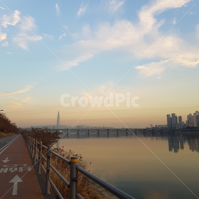 한강,산책로,풍경,노을,해질무렵,서울,sunset,야경,롯데타워,여유,하늘,구름,도시,풍경,city,landscape,railing,난간