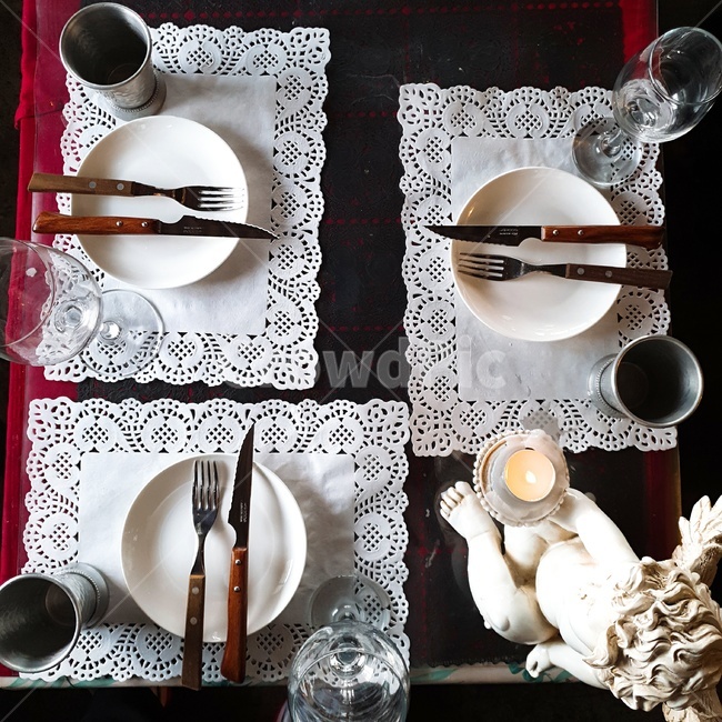 식기,접시,도기류,포크,나이프,식탁,와인잔,컵,저녁식사,점심식사,집,카페,감성,캔들,로맨틱,분위기,테이블