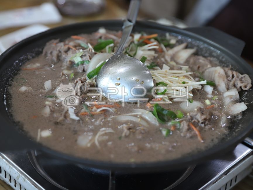 asoupdish,고기육수,고기조림,braisedmeat,육수,broth,meatbroth,aportablegasstove,휴대용가스렌지,cellophanenoodles,enokimushroom,팽이버섯,ladle,국자,간장양념,seasoningwithsoysauce,전골냄비,당면,vermicelli,meal,dish,접시,bowl,육고기,불고기,bulgogi,beefbulgogi,고기,meat,식재료,ingredient,야채,vegetable,food,요리,음식,양념,양파,대파,cook,식사,그릇,leek,전골요리,ahotpotdish,둥근냄비,aroundpot,ahotpot,소불고기,국물요리,asoupdish