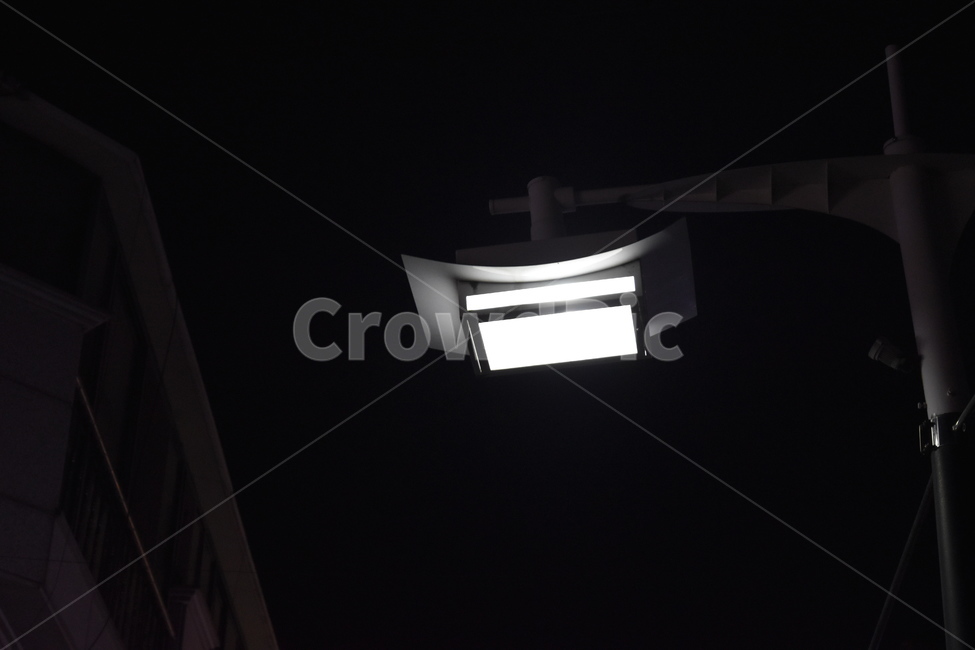 가로등,밤,불빛,streetlight,night,가로등불빛,전등,저녁,검은색,하늘,어둠,빛,전봇대,밝음과어두움,길,늦은밤,light,야경,밤,풍경,nightscape,night,landscape,architecture,건축물,building,건물,window,창문