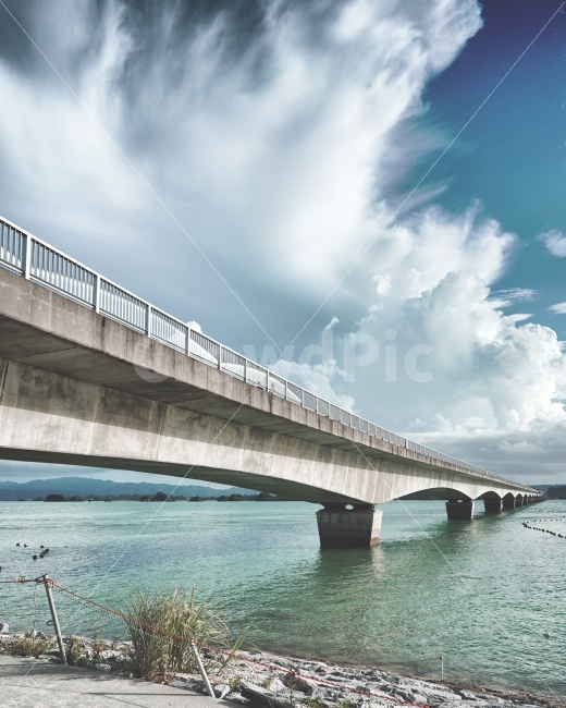 코우리,다리,바다,파랑,구름,하늘,sky,cloud,sea,건축물,건물외관,exterior,building,structure,architecture,construction,해외,외국,세계,foreign,oversea,world