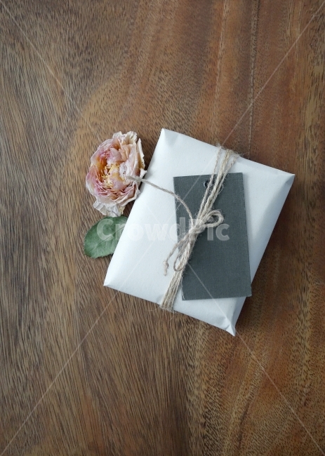 나무배경,선물,말린꽃,이벤트,선물상자,선물포장,종이포장,태그,질감,소품,나무무늬,드라이플라워,prop,object,gift,giftbox,event,texture,woodbackground,ribbon,dryflower,memo,tag,기념일,축하,anniversary,congratulation,celebrate,celebration,사물,물건,오브젝트,thing,object,matter,연출,컨셉,콘셉,direction,concept