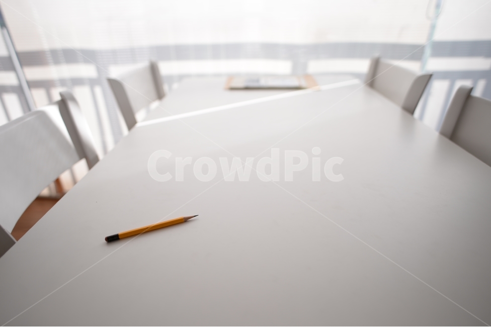 테이블,회의,연필,휴식,햇빛,따스함,오후,흰색,창가,비즈니스,사업,business,service,work,교육,학교,공부,education,learning,study,school,학용품,문구류,사무용품,school supplies,stationery,office supplies