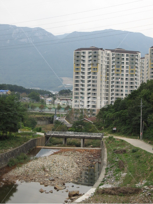 산,하천,다리,아파트,도랑,ditch,경계,길
