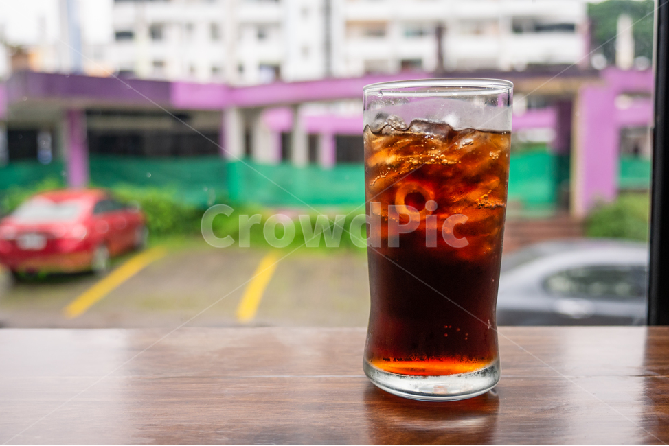 탄산음료,음료,콜라,얼음,시원한,여름,summer,iced,ice,탄산,차가운,나무테이블,클로즈업,더운날,톡쏘는,여름,계절,summer,season,음료수,drink,beverage,glass,유리,beer glass,맥주 유리,alcohol,알코올,음주,beer,맥주,마실 것