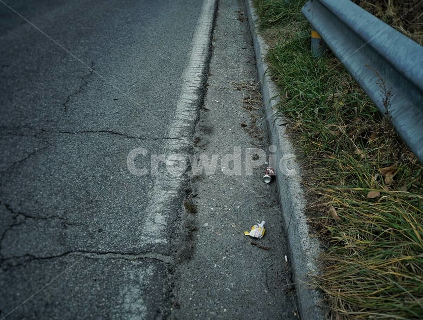 asphalt,아스팔트,tarmac,타맥,도로,금간도로,쓰레기,버려진,갓길,흐림,흐린날,분위기,waste,litter,도로사진