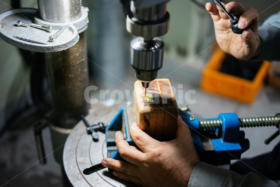 to make,factory,woodbox,carpentry,tree,Making a wooden box,drilling,drill,carpenter,wooden products,woodworking,woodenbox,wooden box,drilling a hole,Carpenter