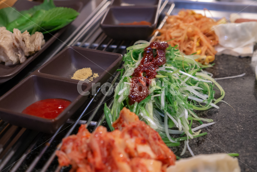삼겹살반찬,파채,김치,콩나물,소스,삼겹살사이드디쉬,깻잎,음식,식재료,요리,food,cook,meal,dishes,food reserves,한식,한국음식,한국요리,korean food,korean dishes,korean meal,korean cook