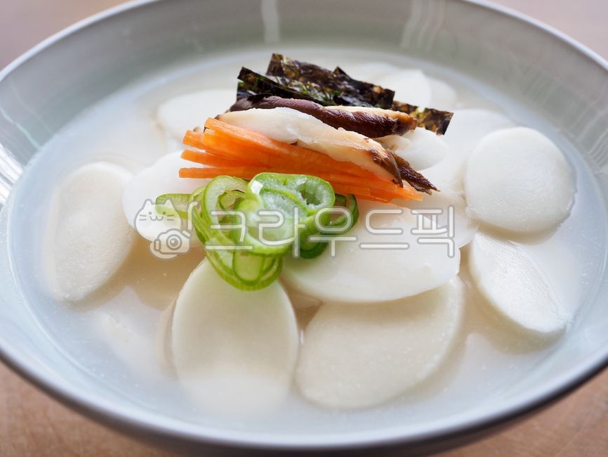 떡국,떡,한식,한국전통음식,한국음식,한국문화,음식,배경,음식문화,웰빙,웰빙음식,설날,식사,설날음식,명절,명절음식,흰색,국물,채소,야채,아시아음식,파,당근,떡국떡,koreantraditionalfood,koreanfood,ricecakesoup,mochi,koreanculture,food,background,foodculture,wellbeing,wellbeingfood,newyear,meal,chinesenewyearfood,holiday,holidayfood,white,soup,vegetable,asianfood,wave,carrot,음식,식재료,요리,food,cook,meal,dishes,food reserves,한식,한국음식,한국요리,korean food,korean dishes,korean meal,korean cook