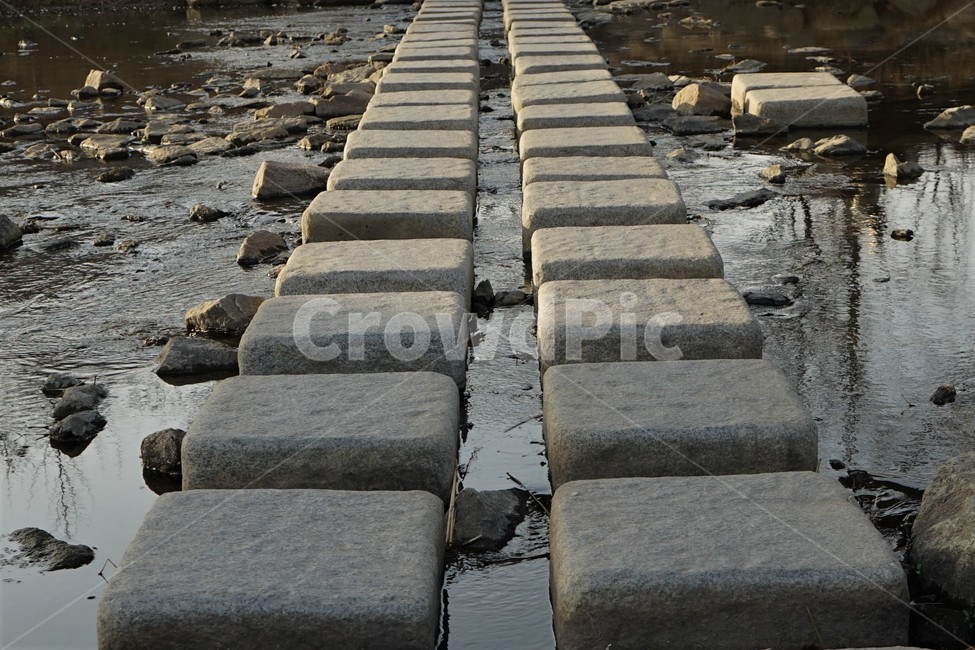 돌,징검다리,사각형,정사각형,물,개천,하천,단단함,sturd,stone,water,자연,풍경,nature,landscape,path,통로,walkway,보도,sidewalk,pavement,포장,slate,슬레이트,flagstone,판석
