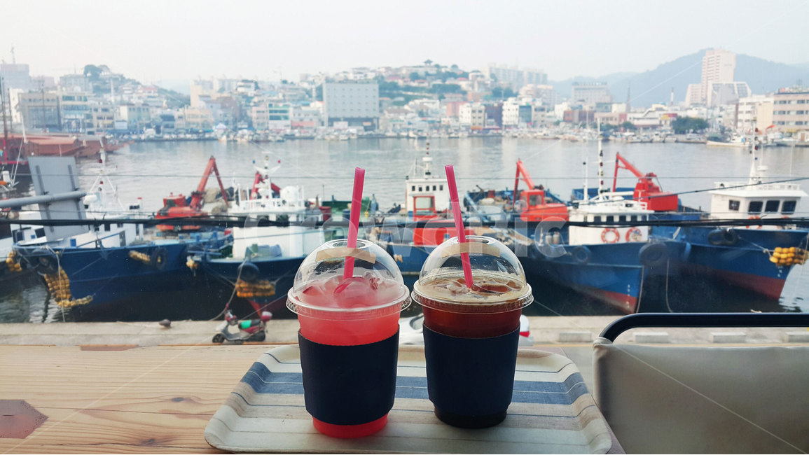카페,바다,풍경,배,항구,분위기,커피,자몽에이드,감성,빨대,아기자기,창가,창밖,나란히,cafe,아웃포커스,아메리카노,자연,풍경,nature,landscape,한국자연풍경,한국자연경관,korea nature landscape,커피,카페,coffee,cafe,산업,industry,industrial,어업,fishery,fishing industry,vehicle,차량,transportation,교통,watercraft,선박,water,물