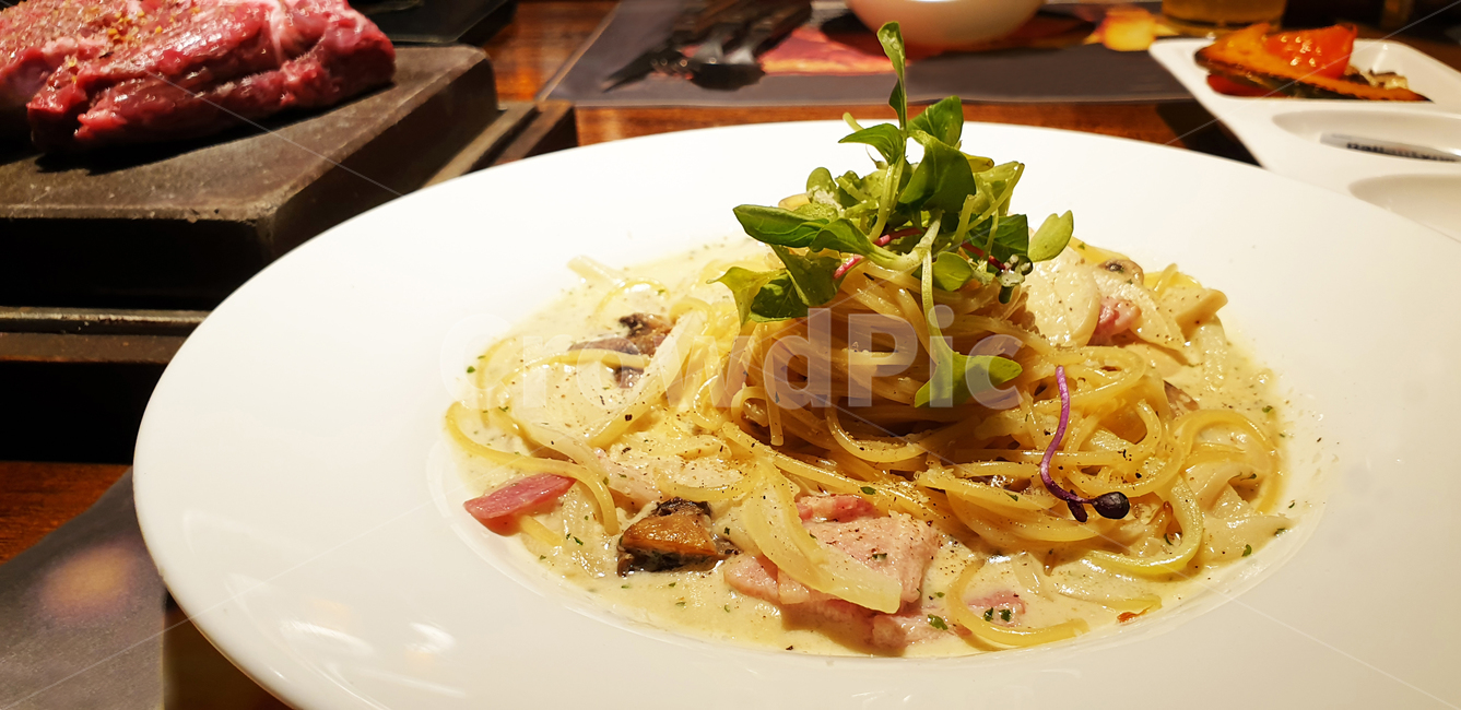 spaghetti,steak,noodles,cook,cream,beef,food,meal,Western food,specialty restaurant,western cuisine,pasta,eating out,carbonara,westernfood,cooking,western food