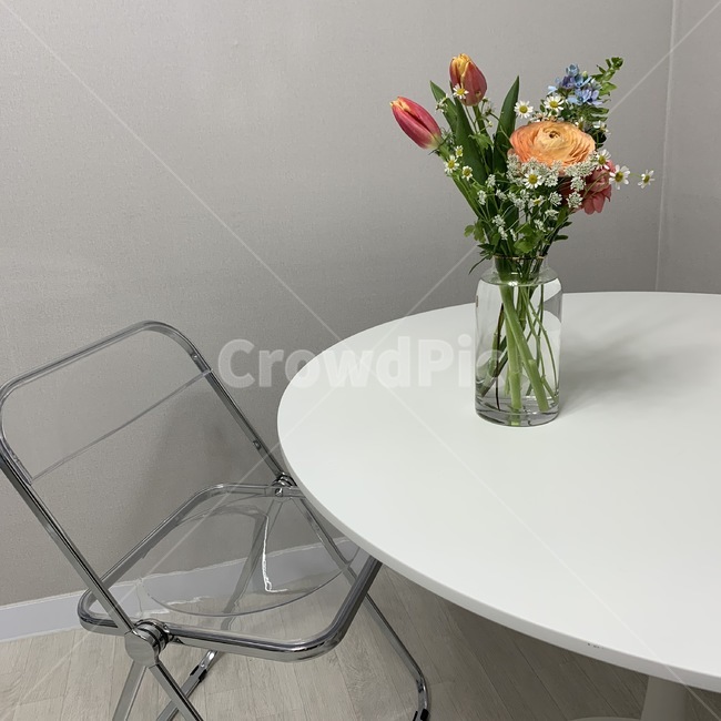 생화,꽃,꽃다발,튤립,flower,꽃꽃이,식물,의자,투명의자,책상,인테리어,물병,꽃병