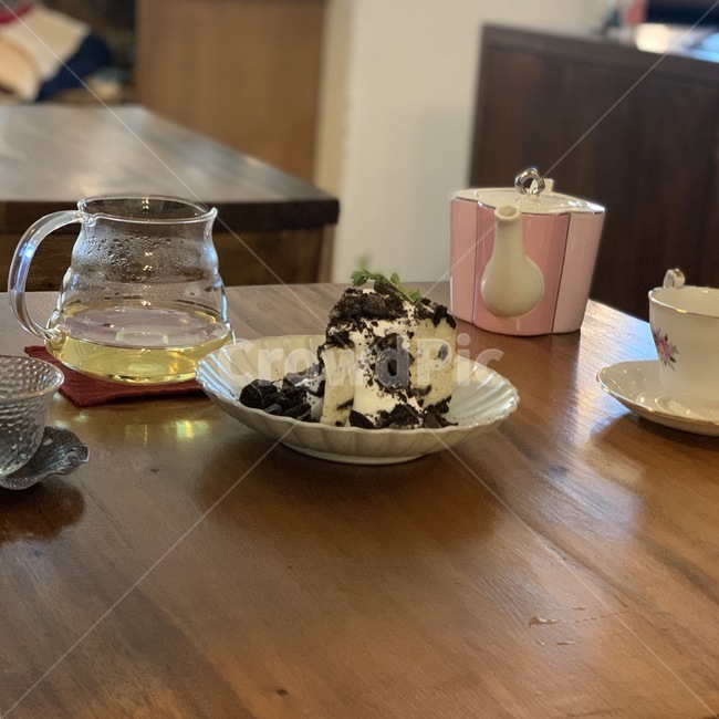 케이크,차,cake,tea,cafe,카페,케익,테이블,table,wood,나무,간식,디저트,desert