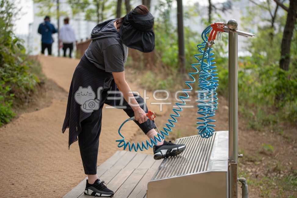 에어건,도시공원,도로,등산로,압축기,공기,걷기,발,흙,장화,먼지,등산,야외,공원,건강,거리,자연,활동,스포츠,생활,person,사람,human,인간,구두,clothing,의류,footwear,shoe,신발류,apparel,의복