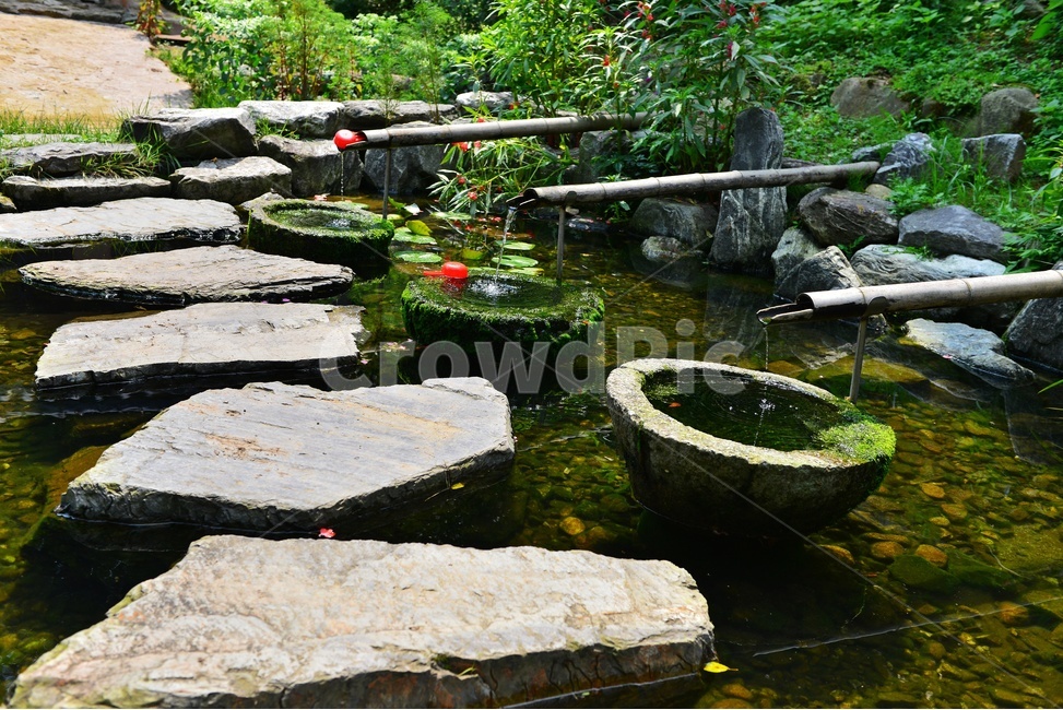 nature,자연,물,water,outdoors,옥외,plant,식물,flagstone,판석,돌다리,학독,돌학독,대나무,물흐름,식수,바가지,프라스틱,프라스틱바가지